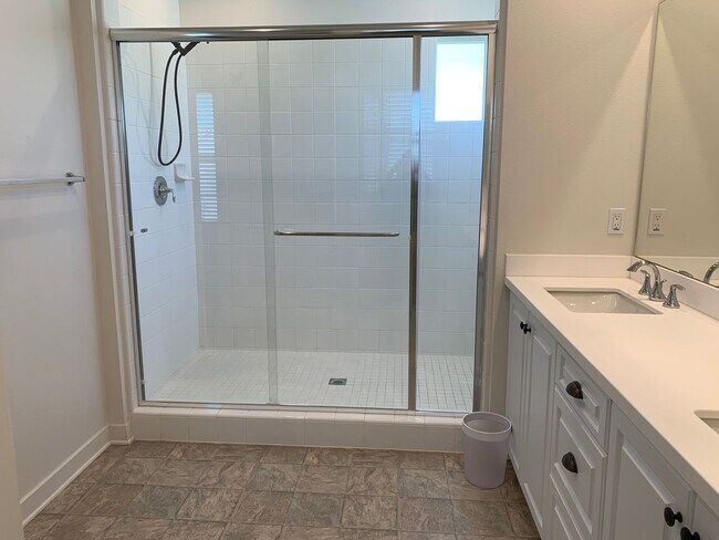 Building Photo - Beautiful Home 4bed/3 bath