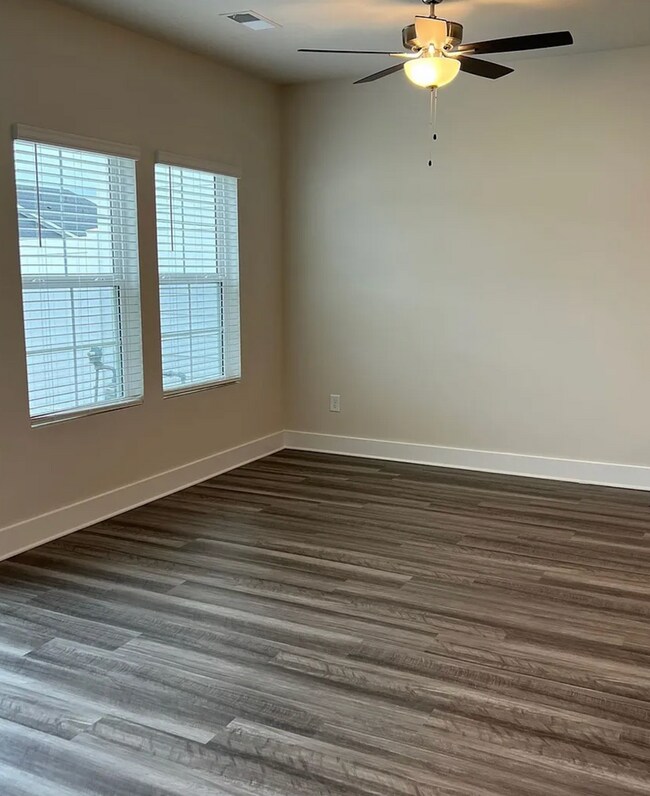 Building Photo - Desirable 3/2.5 Townhome Available Novembe...