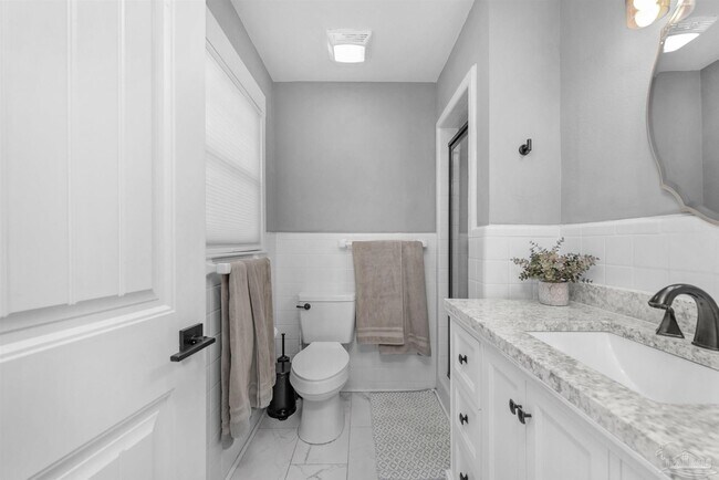 Building Photo - 1800 Foulis Dr