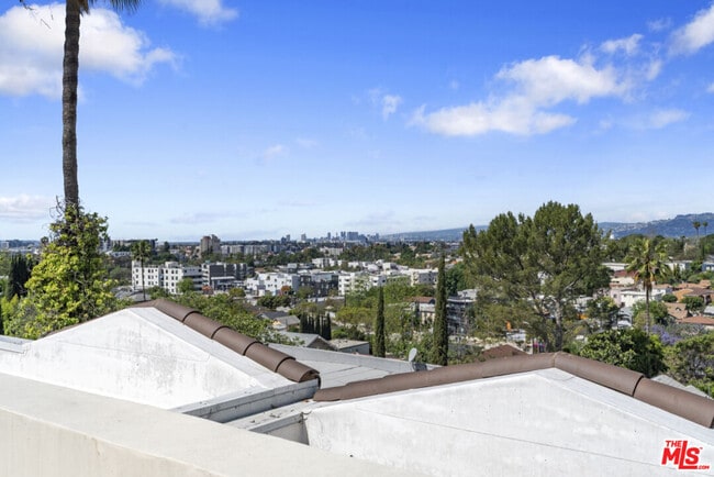 Building Photo - 738 Parkman Ave