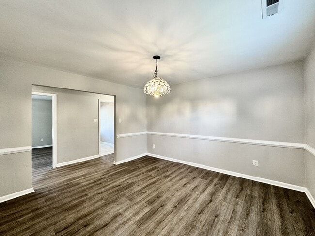 Building Photo - A Ranch Home In Great Neck!  Ready NOW!  P...