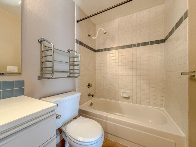 Building Photo - Quirky 1bd/1.5bth Loft Condo in West Queen Anne, $2,300/mo.