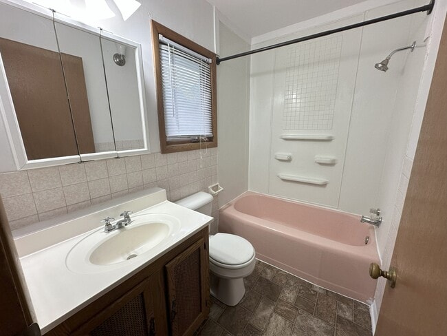 Building Photo - 2104 Iowa St
