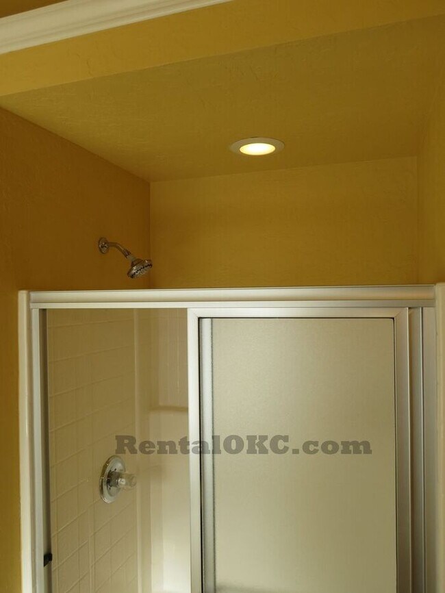 Building Photo - Moore 3/2 bed plus office and a storm shel...
