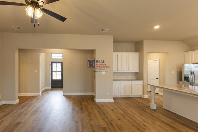 Building Photo - Well-Designed 3 Bed/2 Bath Home with Bonus Office