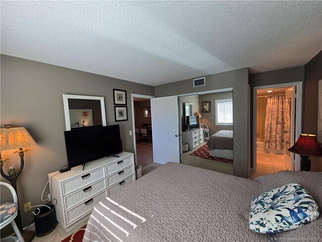 Building Photo - 5564 NE Gulfstream Way