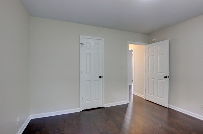Building Photo - 3 bed 2 bath w sweet basement.  Go
