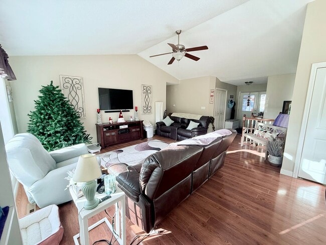 Building Photo - 5 Bed 3 Bath House in Waverly, IA
