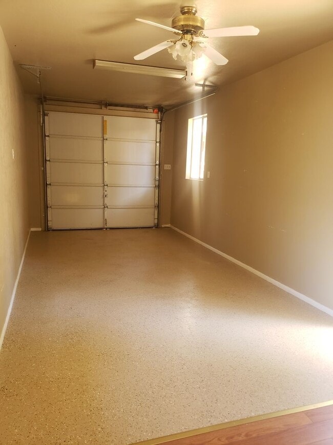 Building Photo - Adorable 2 bed / 1.5 bath with 1 car garage