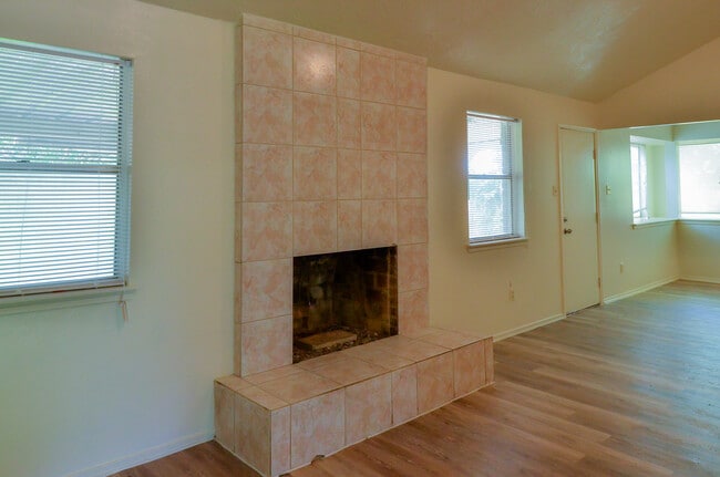 Building Photo - Charming 3-Bedroom Home for Rent in Angleton