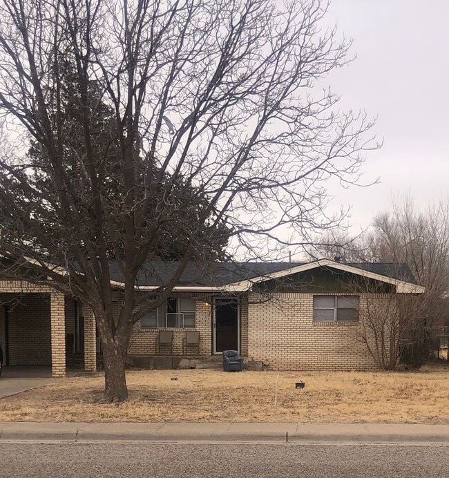 Building Photo - GREAT BRICK HOME ON LARGE LOT
