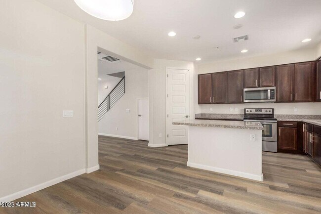 Building Photo - 2090 S Dorsey Ln