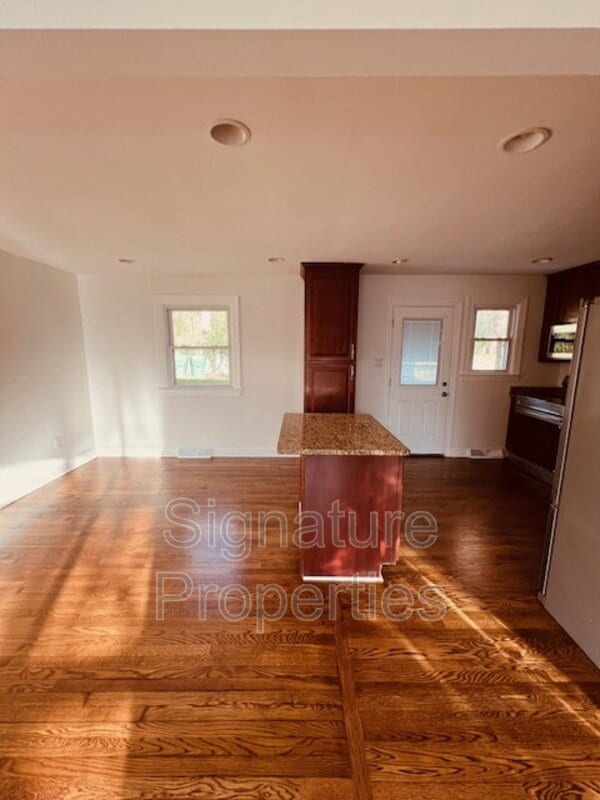 Building Photo - 936 Weaver Ave