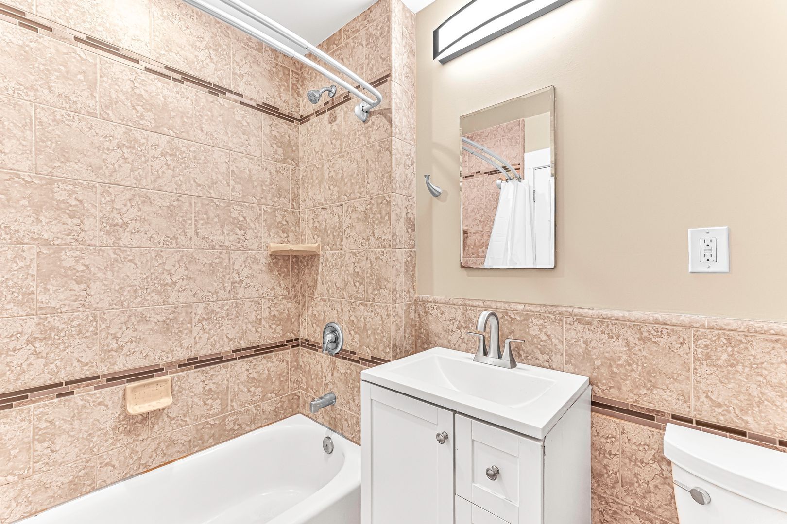 Building Photo - 1460 Gaviota Ave