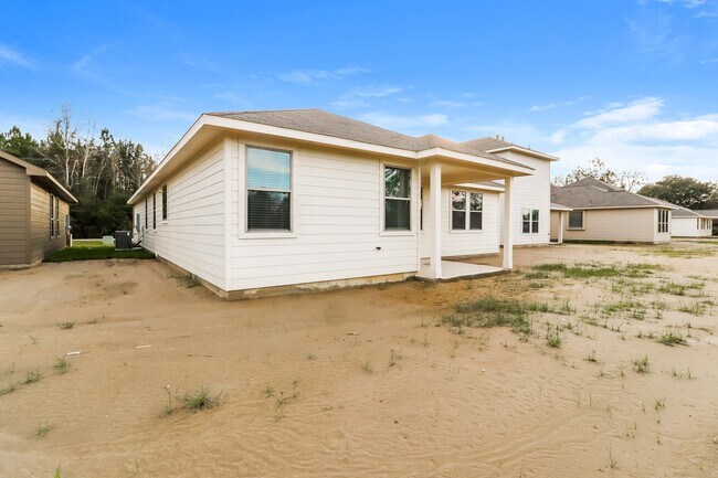 Building Photo - 14735 Country Club Dr
