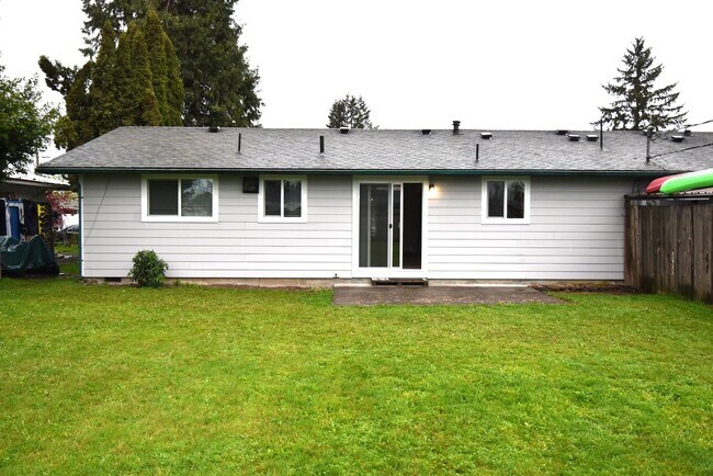 Building Photo - Well kept duplex with garage.