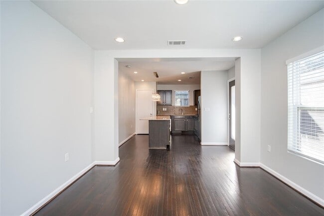 Building Photo - 906 W 9th St