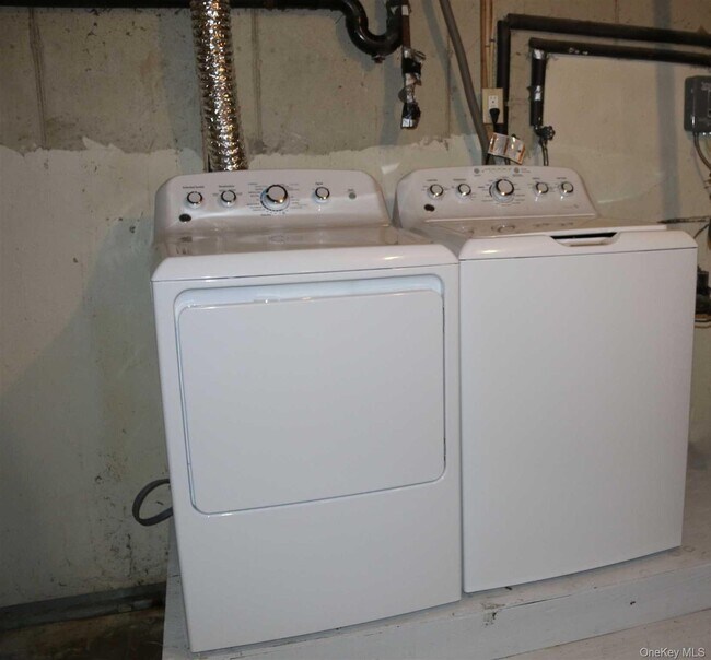 Building Photo - 313 Hudson Ave