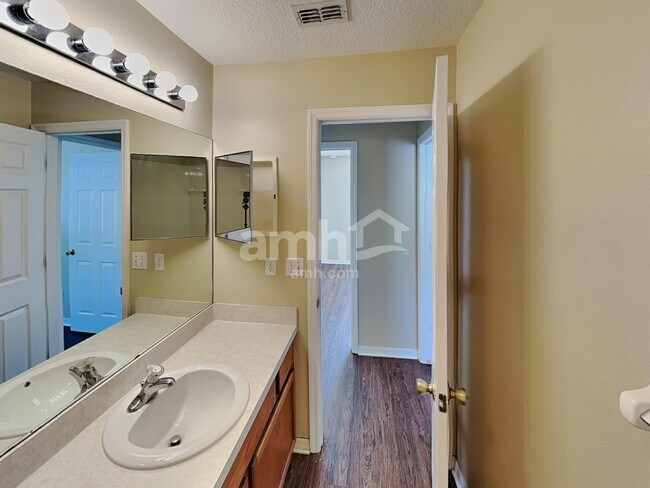 Building Photo - 831 Shore Breeze Way
