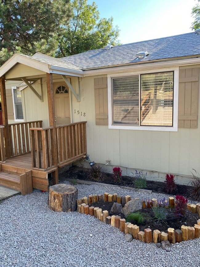 Building Photo - 1518 Siskiyou St