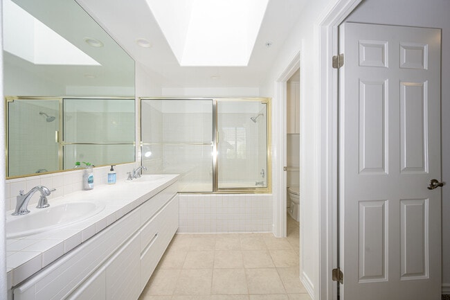 Building Photo - 2243 Martin