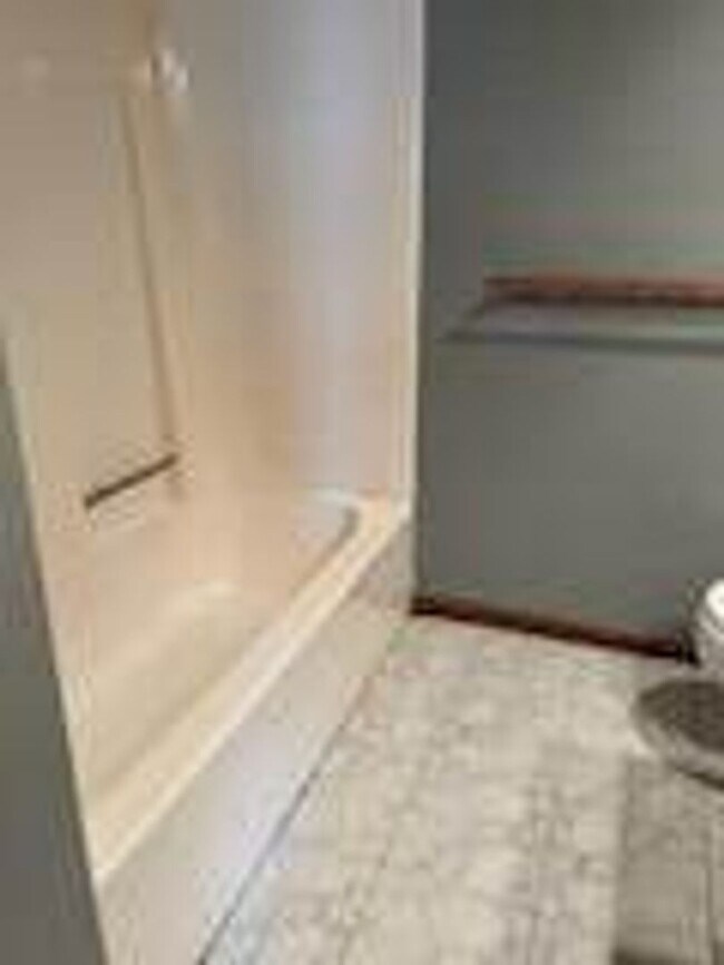Building Photo - DUPLEX! 2 Bedroom 2 bathroom!