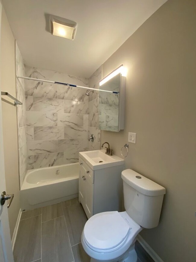 Building Photo - Newly Renovated Modern 3- Bed w. great des...