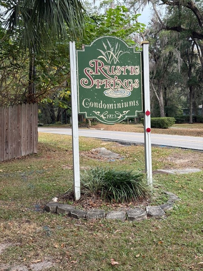 Building Photo - 1/1 in Rustic Springs!