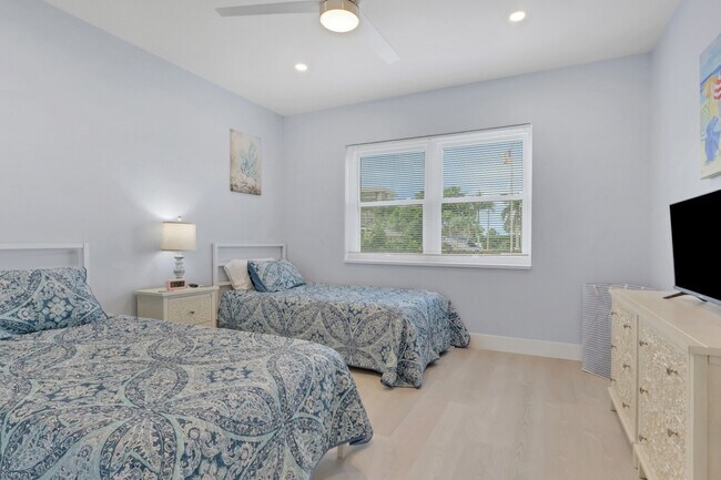 Building Photo - 3400 Gulf Shore Blvd N