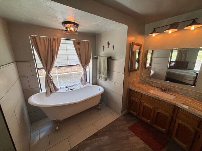 Building Photo - 4-BEDROOM 3-Bathroom FURNISHED Peaceful Country Living