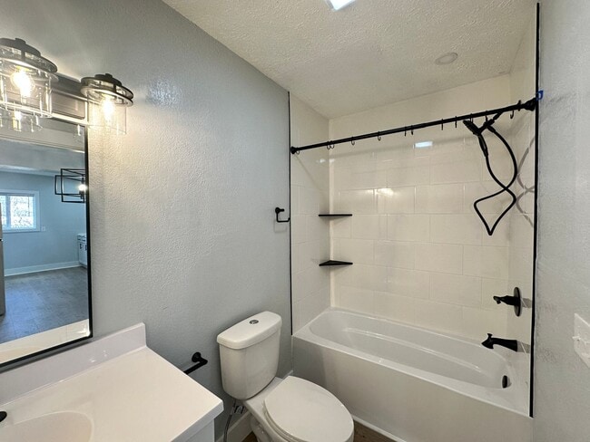 Building Photo - 215 E North - 4 Bedroom/1 Bathroom Home Do...