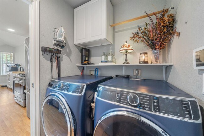 Building Photo - 301 Zebra Dr