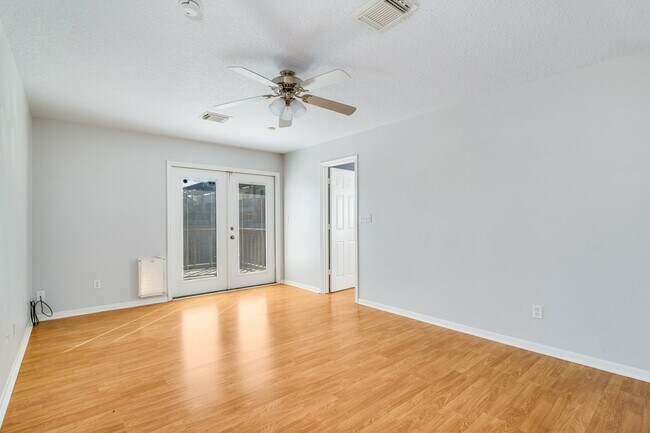 Building Photo - 1307 S Live Oak St