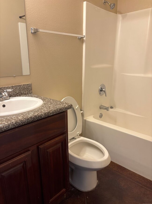 Building Photo - Charming 3-Bedroom, 2-Bathroom Duplex in Gulfport, MS