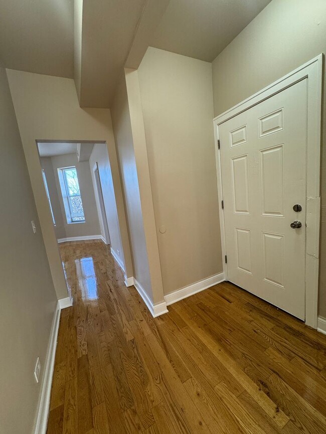 Building Photo - 6507 S Ingleside Ave