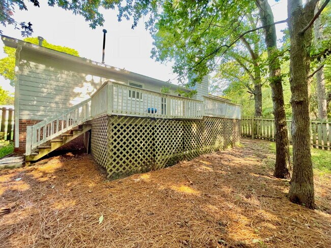 Building Photo - 3 Bed, 2 Bath Nest In Fayetteville