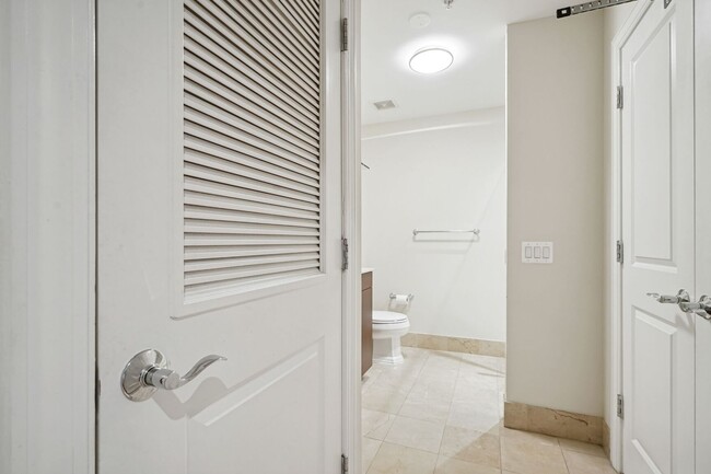 Building Photo - Upscale Living in Downtown DC! Pool, Gym, ...