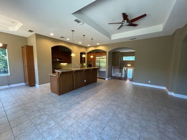 Building Photo - Luxurious and Spacious 5 Bedroom in Gilroy