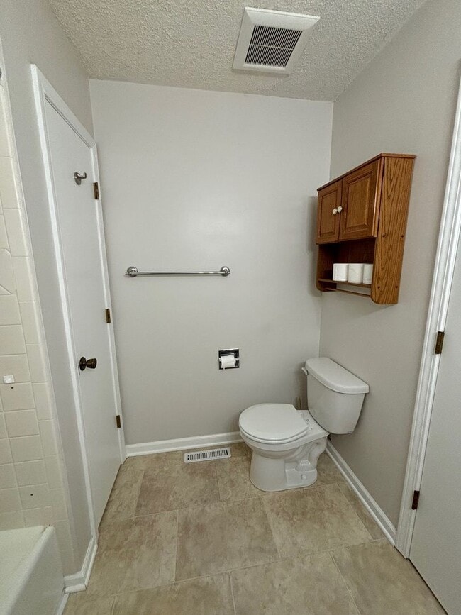 Building Photo - 3423 Woods Dr