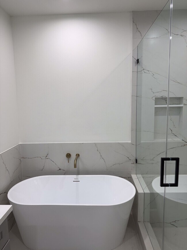 Building Photo - 9005 Comal St