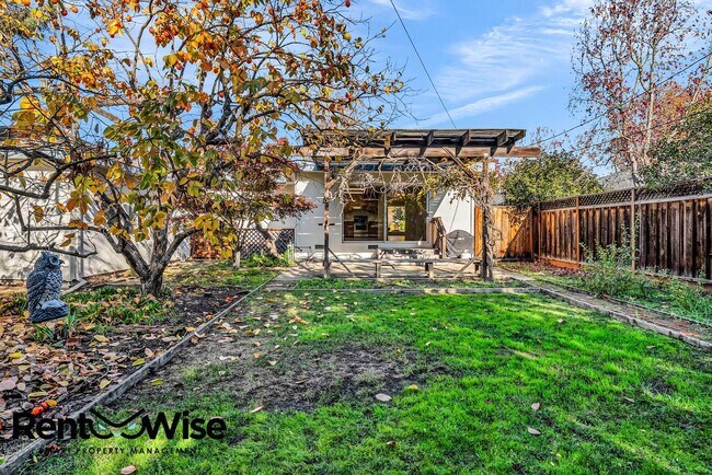 Building Photo - Present PM-Midtown Palo Alto Beauty-New Floors-Remodeled Bathrooms-Big Yard