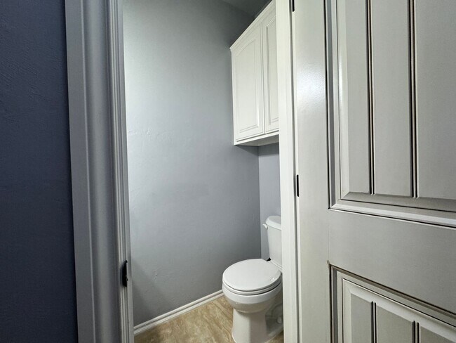 Building Photo - Spacious 3 Bed 2.5 Bath Home Near Oklahoma...