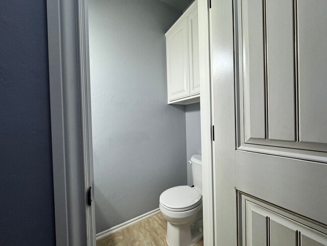 Building Photo - Spacious 3 Bedroom 2.5 Bath Home Near Okla...