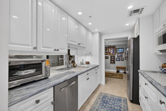 Building Photo - 5280 N Ocean Dr