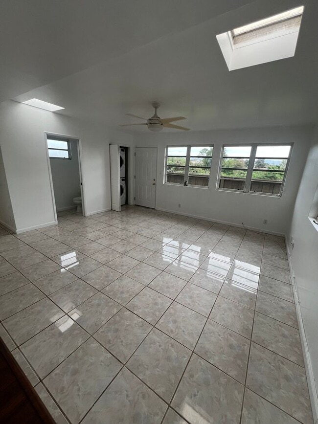 Building Photo - Loft, 2 Bedrooms, Split Townhouse, AC, 2 Parking