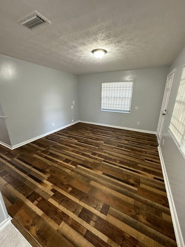 Building Photo - Fully Renovated 3/2 Available for Immediate Rent!