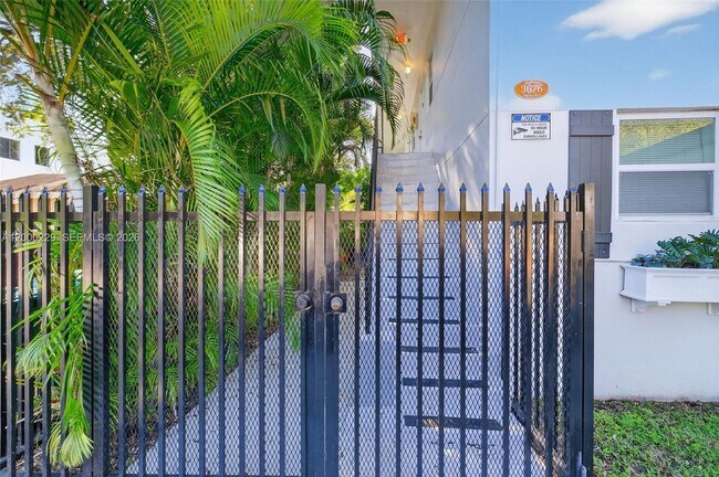 Building Photo - 3676 Oak Ave