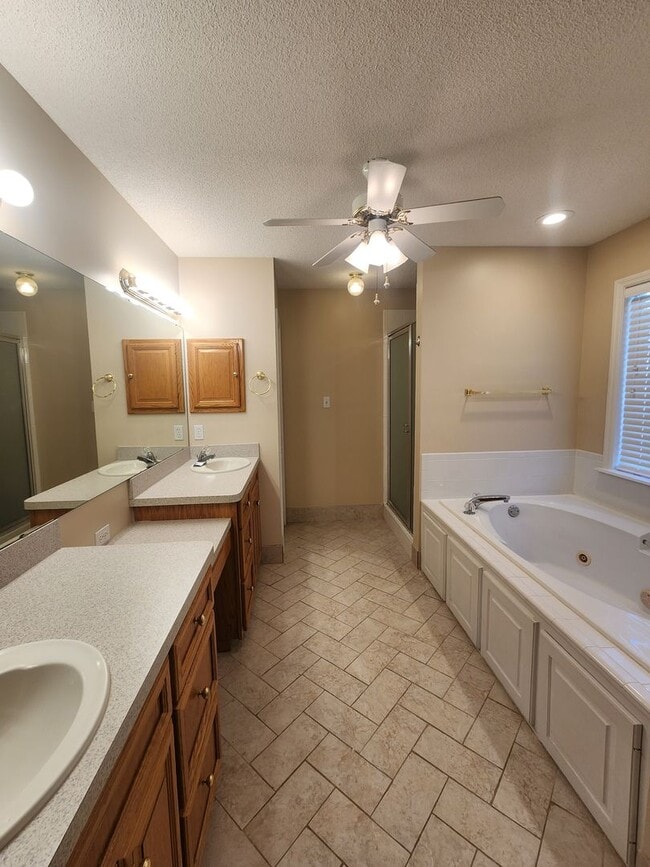 Building Photo - Spacious 4BR Home with New LVP Flooring an...