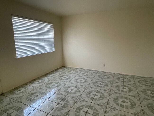 Building Photo - Victorville, 3 Bedroom, 2 Bathrooms, Large...