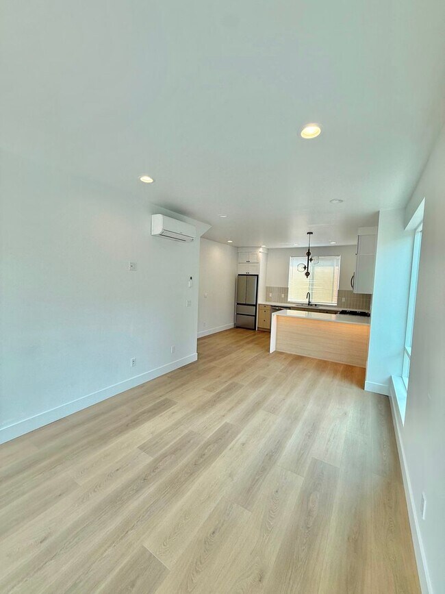 Building Photo - Spacious 3-Bedroom Townhome in the Heart of Greenwood